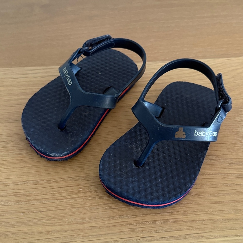 BabyGap boys flip flops